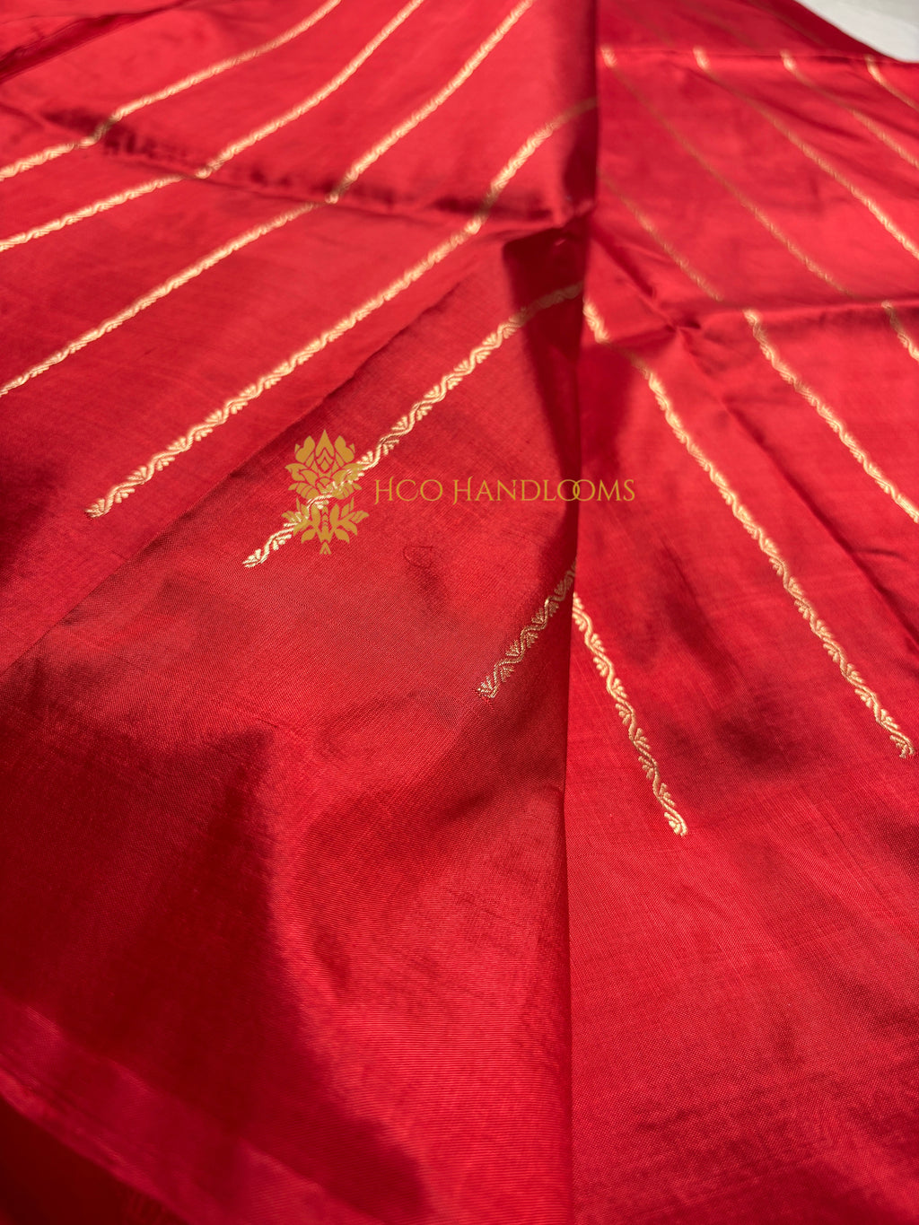 Red Pure Katan Silk Handloom Banarasi Saree - All Over Kadhua Motifs