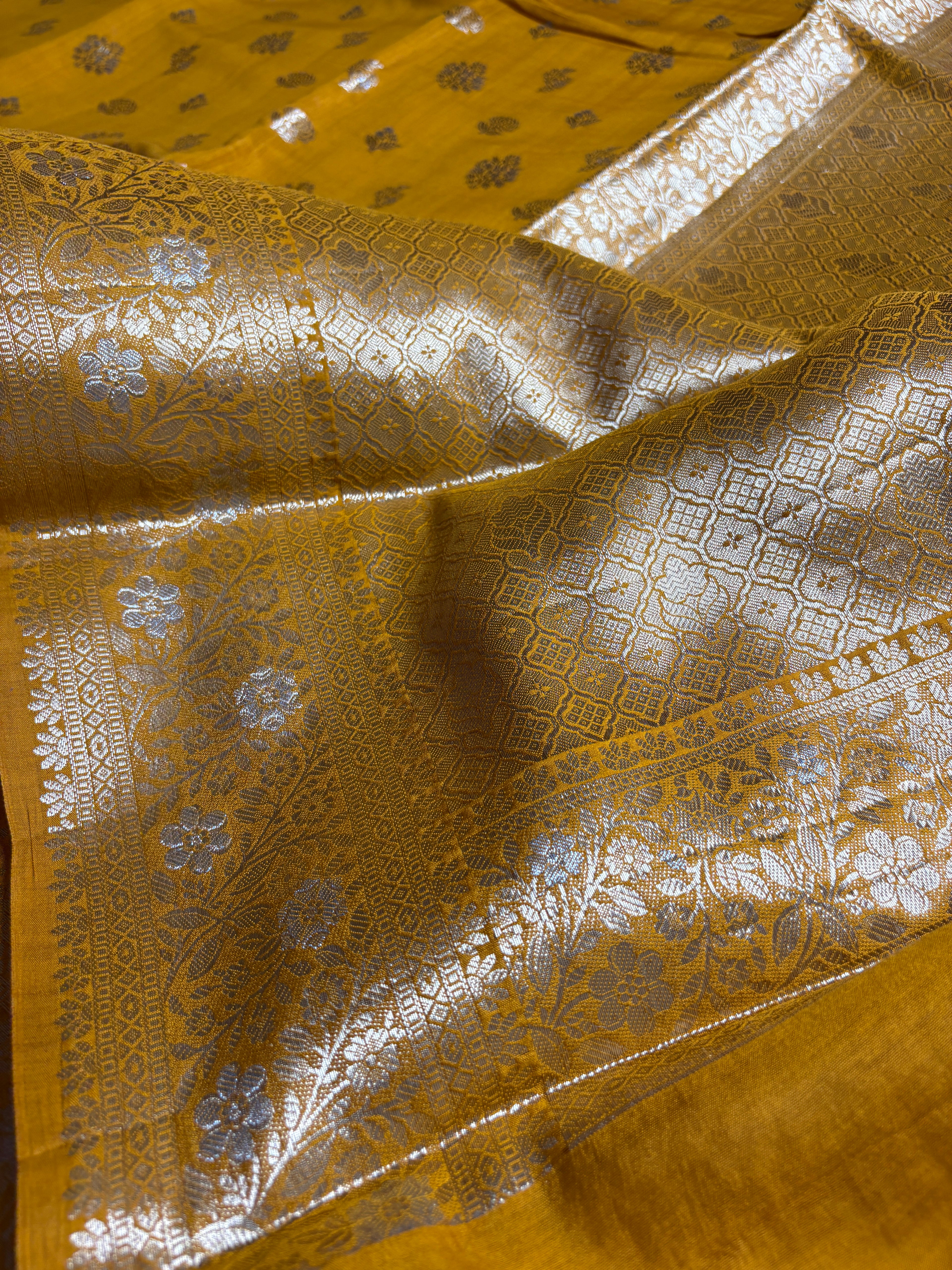Pure Chiniya Silk Handloom Banarasi Saree With Floral Motifs