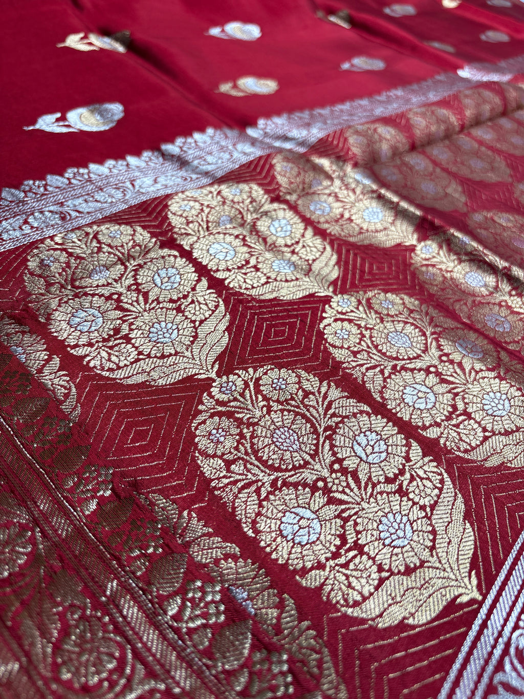 Red Pure Mango Katan Silk Handloom Banarasi Saree - All Over Kadhua Motifs
