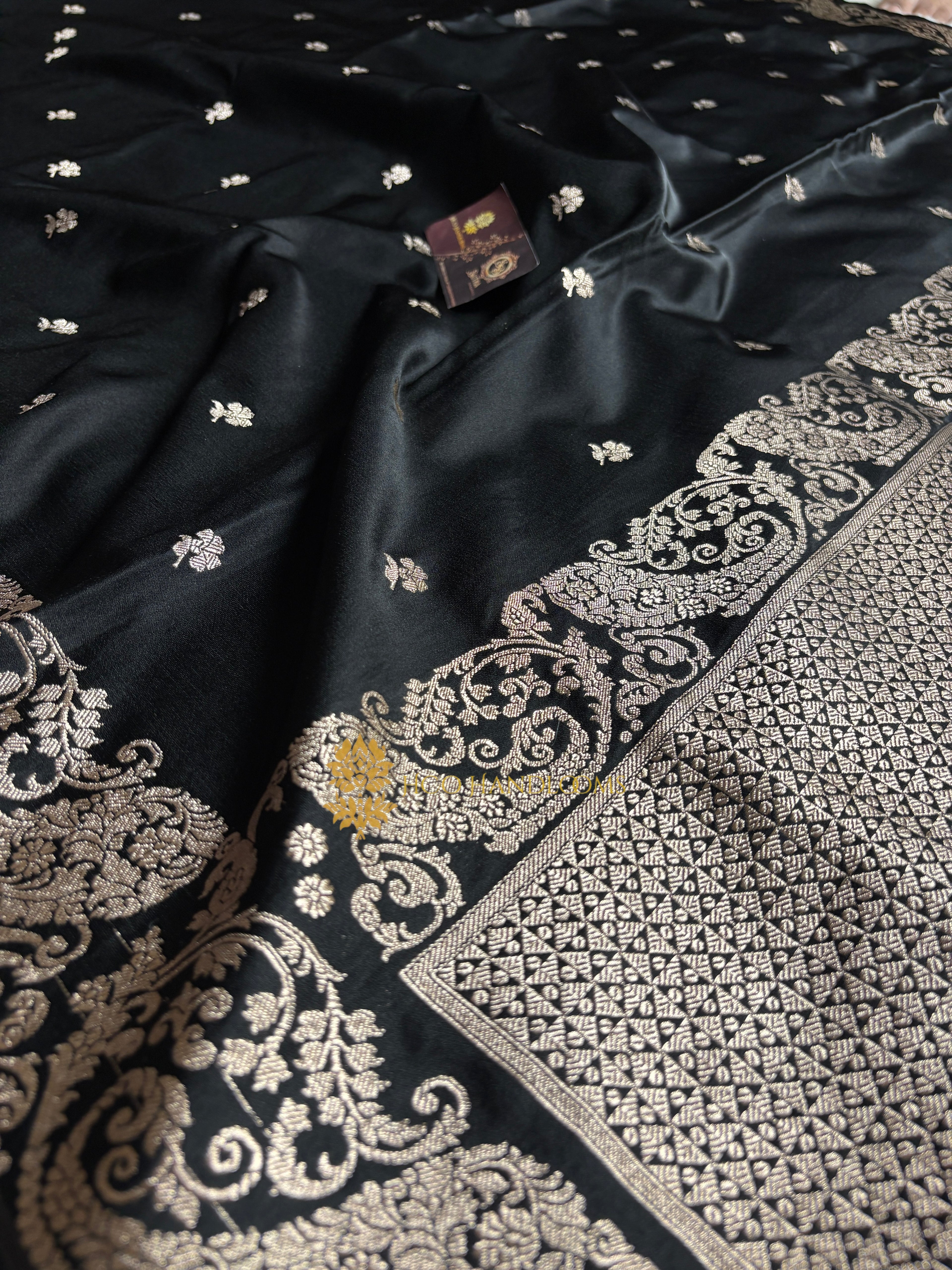 Premium Mashru Katan Silk Banarasi Saree With Floral Motifs