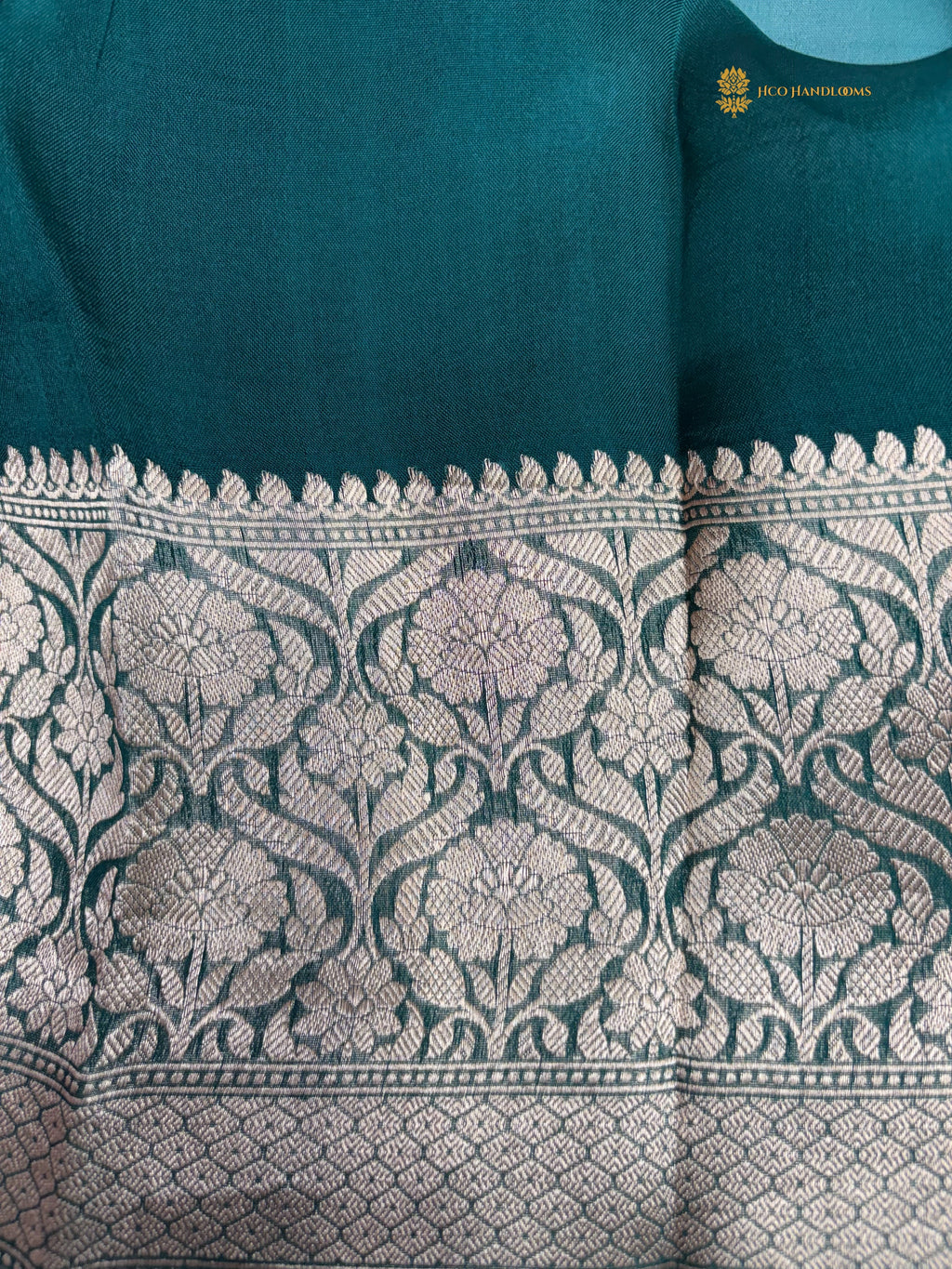 Regal Contrast Pure Kora Silk Handloom Banrasi Saree - All Over Kadhua Motifs